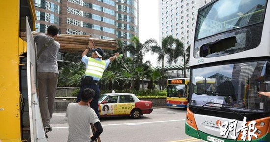 香港一巴士与运竹货车相撞车头遭插穿夹伤乘客
