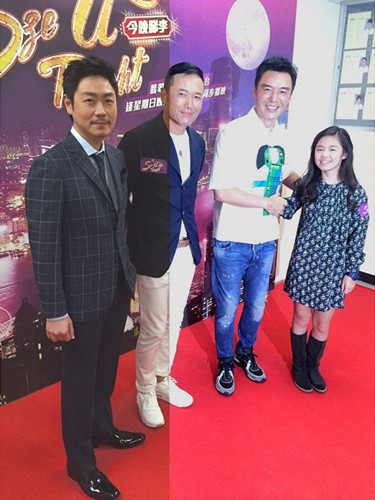 钟镇涛收到女儿礼物笑称自己最贵重的是3个千金