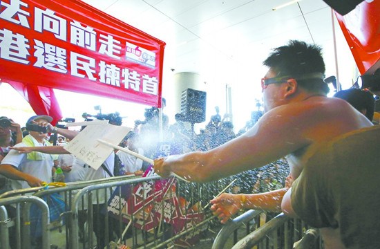 香港两派激烈对决政改案25名议员舌战立法会