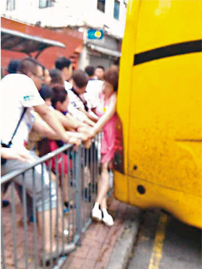 内地女游客在港被车夹住众团友合力救人(图)
