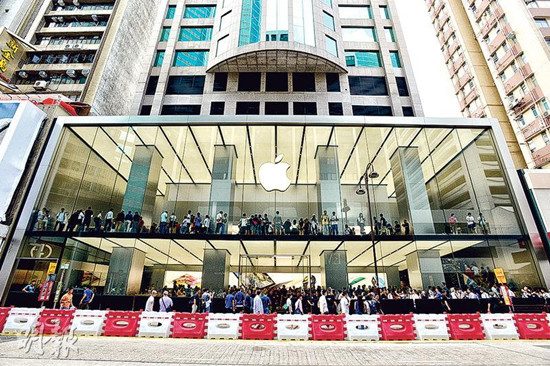 香港苹果第4店开业“果粉”朝圣逼停公交站(图)