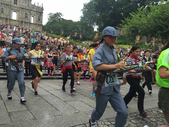 澳门“托盘赛跑”选手斗快还斗抢眼(图)