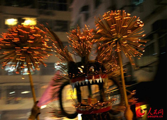 香港大坑“舞火龙”烟火灿烂庆月圆(图)
