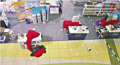 男子商场跳楼身亡打翻一锅粥吓煞在场者(图)
