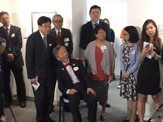 高锟参观自己画展庆82岁生日(图)