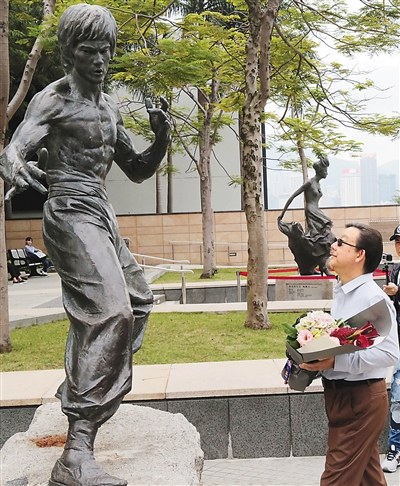 图李小龙诞辰75周年胞弟李振辉献花