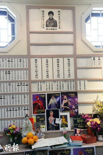 梅艳芳逝世12周年粉丝赴宝莲寺拜祭图