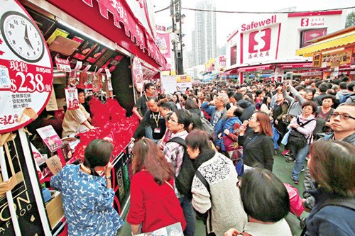 香港工展会各摊位“要钱不要货”减价生意大逆转