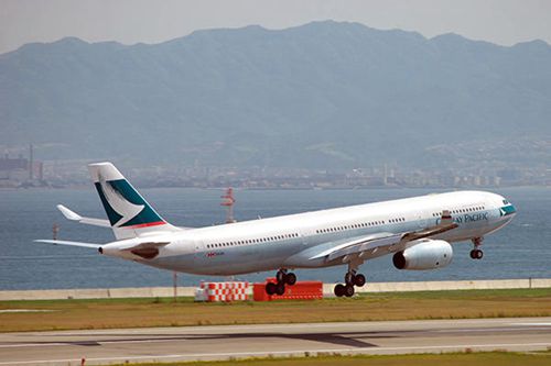 男子趁客机返港降落冲入厕所意图自杀获救(图)