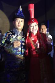 89年港姐季军三亚完婚46岁梁佩瑚出嫁黄百鸣等人出席