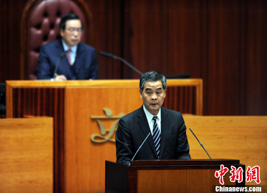 梁振英:香港楼价高是严峻民生问题加快加大供应是治本方法