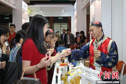 绍兴黄酒文化展示活动亮相“2019香港国际食品展”推介当地特色食品