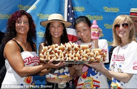 ŦԼ��θ�����ȹ���Ů�����顰�ڹѸ���������ͼ��