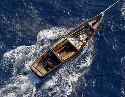 日本海域发现朝鲜人乘坐渔船船上9人获救（图）