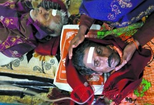 印度假酒致死170人政府坐视不理黑帮疯狂造假