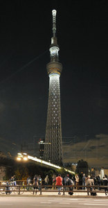 “东京天空树”亮起白色LED灯被染成一片白色（图）