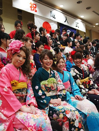 日本122万人欢度成人节年轻女子穿和服庆祝（图）
