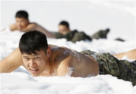 为磨练士兵忍耐力韩国特种部队赤膊冬训(图)