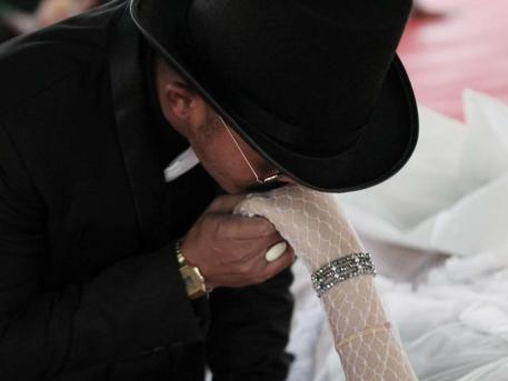 女友车祸身亡泰国男子仍与其尸体举行婚礼（图）