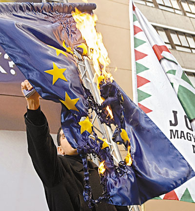 匈牙利极右政党焚烧欧盟旗帜欧盟地位受动摇
