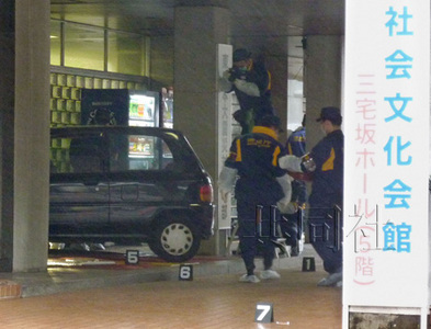 日本右翼男子驾车冲撞社民党总部大门被捕(图)