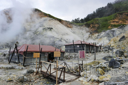 日本秋田县发生雪崩造成2人死亡1人重伤(图)