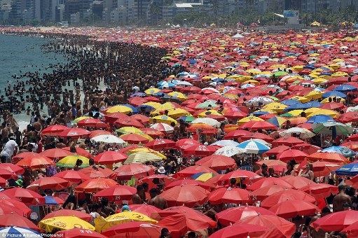 热浪侵袭里约热内卢海滨人挤人似“煮饺子”(图)