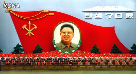 金正恩出席纪念金正日诞辰70周年大会全体悼念