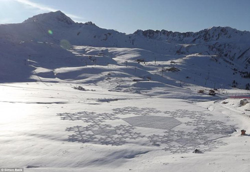艺术家雪地绘制精美图景堪比“麦田怪圈”(图)