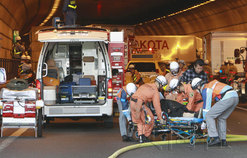 东京附近高速公路隧道9车连环相撞15人伤(图)
