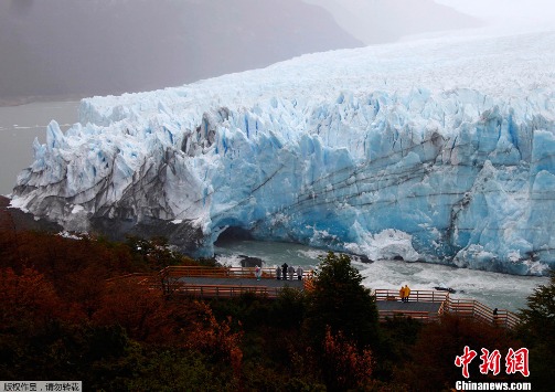 阿根廷巨型冰川滑动时坍塌壮丽奇景引游人(图)