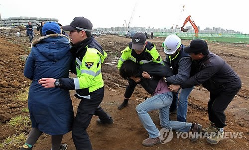 韩济州岛海军基地连日爆破海岸岩石抗议声高涨