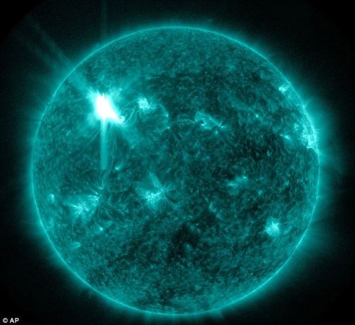 NASA公布太阳风暴精彩照片展现另类太阳(组图)(4)