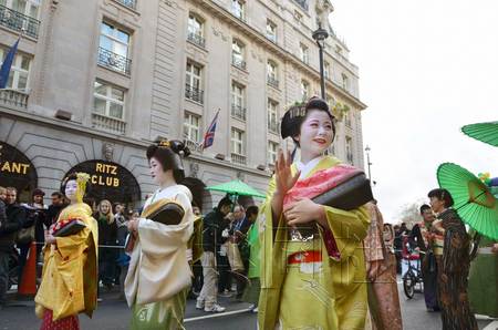 日本艺妓参加伦敦节日游行感谢灾后援助(图)