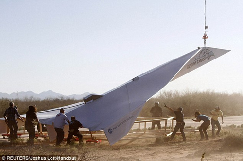 世界最大纸飞机亮相重362公斤长逾13米图