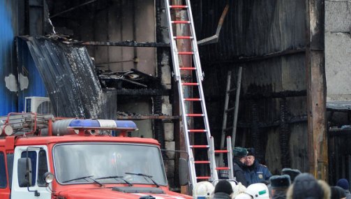 俄一处市场建筑发生火灾遇难人数升至15人(图)