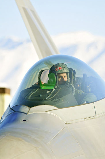 美军部署最新改型F-22战机增强对地攻击能力