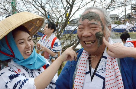 日本高知市举办“泥巴节”寓意消灾祈福(图)