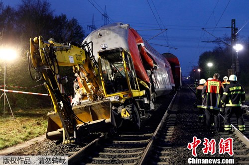 德国一列车与挖掘机相撞后脱轨致3死6伤(图)