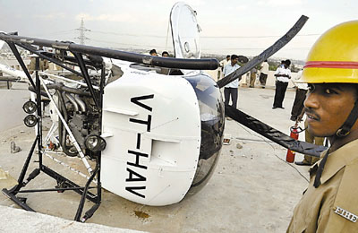 印直升机故障急降民居屋顶冒浓烟发出巨响(图)