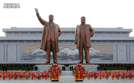 朝为金日成金正日铜像揭幕金正恩出席仪式(图)
