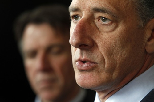 美国一州长夺熊美食在自家后院被四头熊追(图)