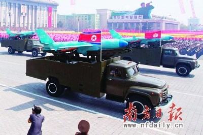 朝阅兵方阵背景定格“金正恩”参阅武器种类多