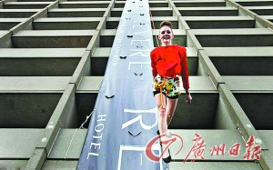 模特上演“高空垂直”秀神情轻松体态优美(图)