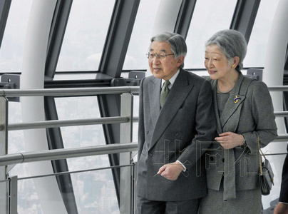 日本天皇夫妇参观东京晴空塔登450米高展台（图）