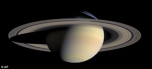 数百不明物体击穿土星光环留下“伤疤”(组图)