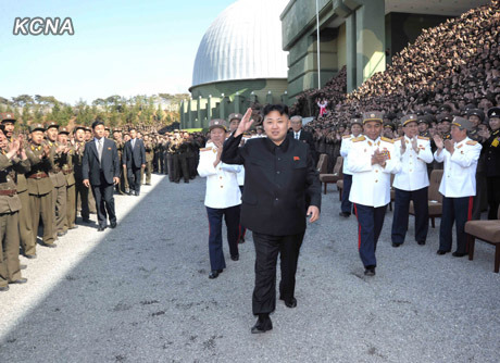 金正恩指导军队战术演习称“用枪杆碾碎敌人”