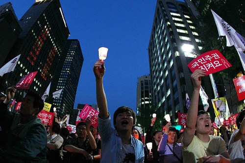 首尔市民再举行烛光集会反对进口美国牛肉(图)