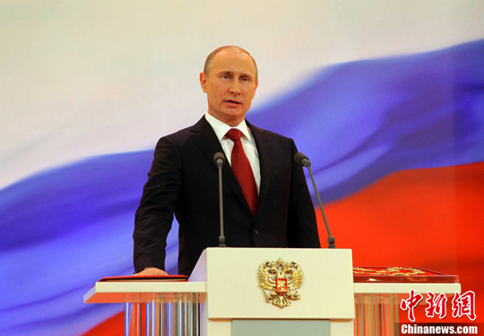 普京正式宣誓就职俄罗斯总统检阅总统仪仗队