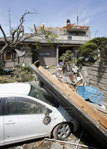 日本龙卷风过后居民忙清理垃圾仍未恢复供电